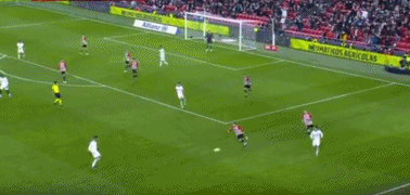 足坛一夜动态：AC米兰大逆转登顶意甲第1，B费创纪录曼联复仇狼队