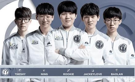 男子下棋时吸烟不慎引燃衣物